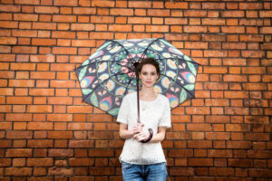 傘をさす女性一人