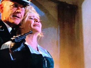 銃を突きつける男性と突きつけられる女性